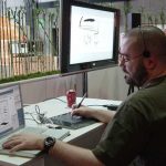 Ce n'est pas facile de suivre à la fois ce qui se passe sur son écran de portable, sur le grand écran plasma de l'amphi, et de dessiner en même temps sans regarder sa main.