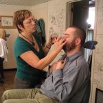 Denis Bajram au maquillage. Comme souvent en Belgique, les murs de la loge sont couverts de dédicaces des auteurs de BD.