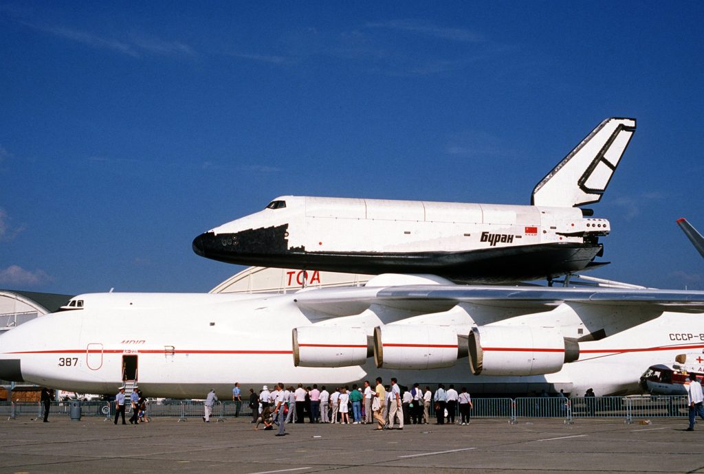 Antonov An-225 transportant la navette spatiale Bourane au Bourget en 1989. © Master Sgt. Dave Casey - Source : https://fr.wikipedia.org/wiki/Antonov_An-225