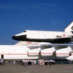 Antonov An-225 transportant la navette spatiale Bourane au Bourget en 1989. © Master Sgt. Dave Casey - Souce : https://fr.wikipedia.org/wiki/Antonov_An-225