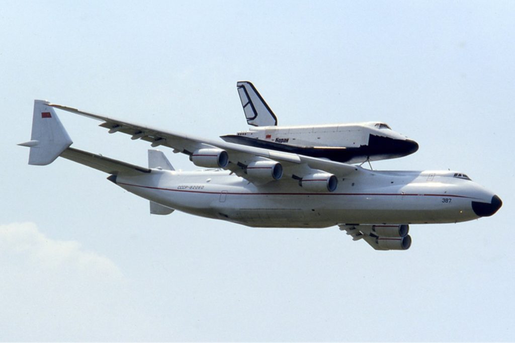 Antonov An-225 et Bourane en vol. © Ralf Manteufel - Source : https://fr.wikipedia.org/wiki/Antonov_An-225