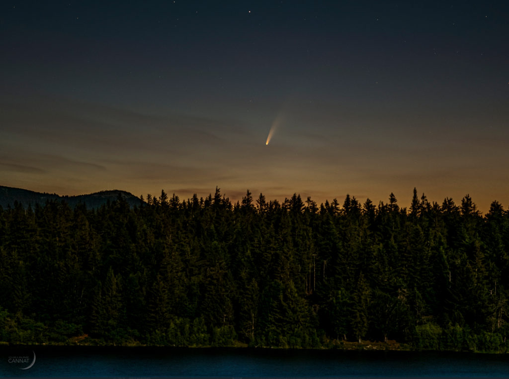 La comète Neowise photographiée depuis le lac des Pises le 6 juillet par Guillaume Cannat, auteur du Guide du Ciel, via Ciel & Espace.